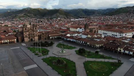 Tagsüber-4k-luftaufnahmen-Der-Plaza-De-Armas-In-Cusco-City,-Peru-Während-Der-Coronavirus-quarantäne,-Von-Links-Nach-Rechts-Lkw-Und-Pfanne,-Weitwinkelaufnahme