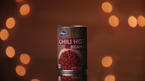 Handmodell-Stellt-Eine-Dose-Kroger-Chili-Hot-Beans-Auf-Einen-Tisch-Mit-Einem-Wunderschönen-Bokeh-Hintergrund