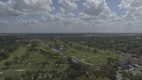 Fort-Myers-Florida-Aerial-V6-Schwenkantenne-über-Den-Golfplatz-Des-Country-Club-Und-Die-Umliegenden-Vororte-–-Dji-Inspire-2,-X7,-6k-–-März-2020