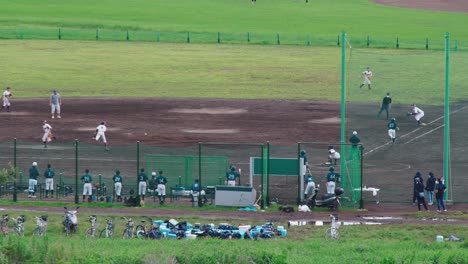 Jugadores-De-Béisbol-Japoneses-Practicando-Béisbol-En-El-Campo-De-Béisbol-En-Tamagawa,-Tokio,-Japón