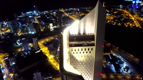 Filmische-Luftaufnahme-Des-Al-Hamra-Turms-In-Kuwait-Stadt