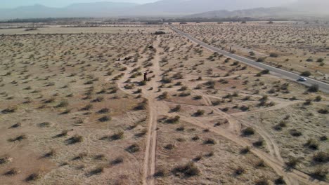 Ausgedehnte-Luftaufnahme-Der-Trockenen-Wüste-Und-Metallskulpturen-In-Der-Nähe-Von-Borrego-Springs,-Kalifornien