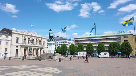 Plaza-Gustaf-Adolf-Con-Estatua-Del-Rey-Y-Banderas-Suecas