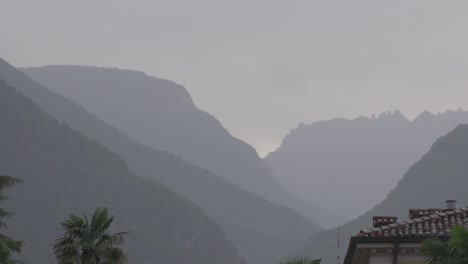 Hermoso-Paisaje-Montañoso-En-Riva-Del-Garda,-Un-Pequeño-Pueblo-En-La-Región-De-Trento-En-Un-Día-Lluvioso-Con-Cielo-Nublado-Y-Nublado