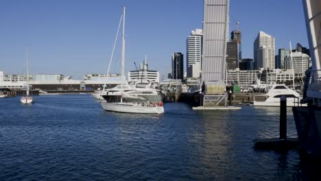 Kleines-Segelboot-Verlässt-Den-Viadukthafen-Von-Auckland-über-Die-Wynyard-kreuzung