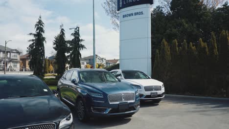 Row-of-New-Luxury-Lincoln-Vehicles-at-a-Ford-Lincoln-Dealership