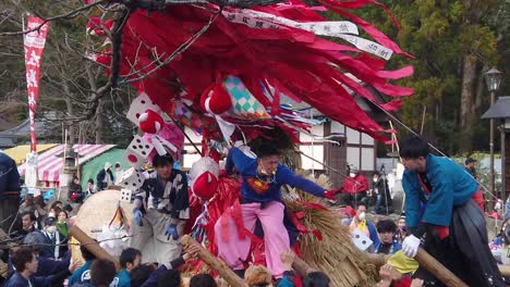 Hombre-Japonés-Liderando-La-Batalla-De-Carrozas-Del-Festival-Sagicho-En-Cámara-Lenta