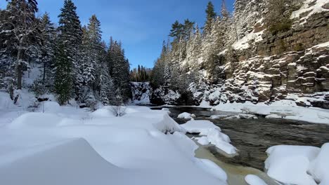 Fluss-In-Einem-Winterwunderland-Schöne-Landschaft