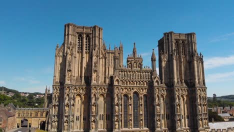 Rising-aerial-of-Wells-Cathedral-and-it's-medieval-architecture-in-Somerset