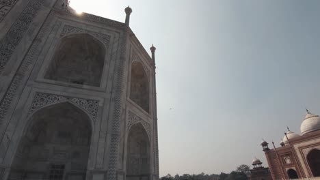 Von-Der-Ostseite-Des-Gästehauses-Mehmaan-Khana-Zum-Taj-Mahal-Bogen-Eingang-Blick---Weite-Schwenkaufnahme