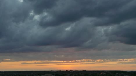 Sonnenuntergang-Im-Zeitraffer-Mit-Dramatischen-Wolken-Und-Goldener-Sonne