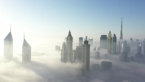 Ciudad-De-Dubai-Bajo-Una-Nube-De-Niebla-Espesa