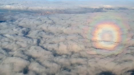 Luftaufnahme-Des-Seltenen-Und-Einzigartigen-Kreis-Halo-Regenbogeneffekts-über-Den-Wolken