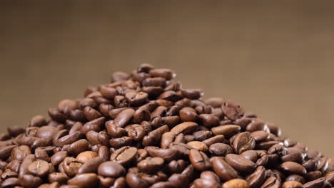 Arabica-Kaffeebohnen,-Die-Sich-Auf-Jute-Leinwand-Hintergrund-Drehen