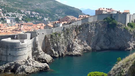 Panning-view-of-the-southwest-section-of-the-city-wall-in-old-town-Dubrovnik