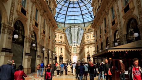 Centro-Comercial-Galleria-Vittorio-Emanuele-Milan-Wide-Shot-Día-Gente