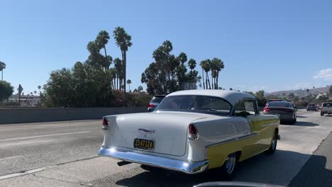 Klassisches-Auto-Aus-Den-1950er-Jahren,-Das-Auf-Der-Autobahn-Fährt