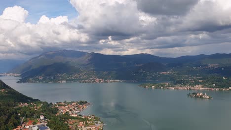 Panning-panoramic-view-over-Orta-lake-and-San-Giulio-island,-Italy