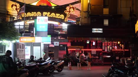 Nana-Plaza-Mit-Straßenwanderern-Prostitution,-Soi-4,-Bangkok