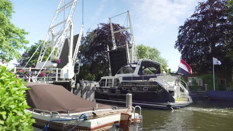 Yacht,-Die-Durch-Geöffnete-Alte-Kanalbrücke-In-Den-Niederlanden-Fährt