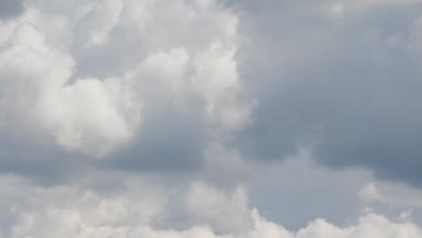 Zeitraffer-Mit-Weißen-Wolken,-Die-Sich-Am-Sonnigen-Blauen-Himmel-Bilden