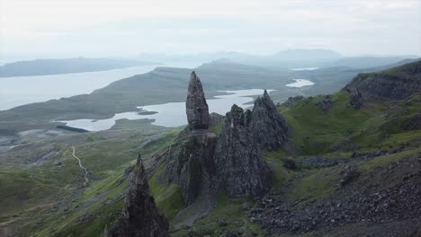 Laterale-Bewegungsdrohne-Geschossen-über-Altem-Mann-Von-Storr-Felsformationen-In-Isle-Of-Skye-Schottland