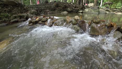 Sehr-Entspannender-Tropischer-Wasserstrom-Bei-Ulu-Bendul,-Malaysia,-Negeri-Sembilan