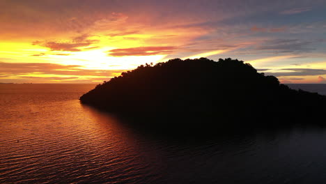 Filmische-Aufnahme-Einer-Tropischen-Insel-Im-Indischen-Ozean-In-Der-Nähe-Von-Madagaskar-Bei-Sonnenuntergang