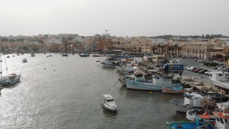 Empuje-Aéreo-En-Tiro-Sobre-Barcos-De-Pesca-En-Marsaxlokk-Malta