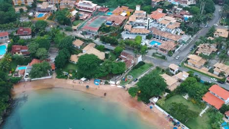Drone-Moviéndose-A-Lo-Largo-De-La-Playa-Sobre-El-Lujoso-Hotel-En-Buzios,-Brasil