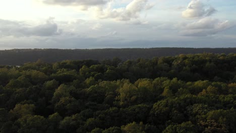 Espectacular-Ascenso-Aéreo-Sobre-Inwood-Hill-Con-Una-Hermosa-Revelación-De-Las-Empalizadas-De-Nueva-Jersey-Y-El-Río-Hudson-Con-Nubes-Espectaculares