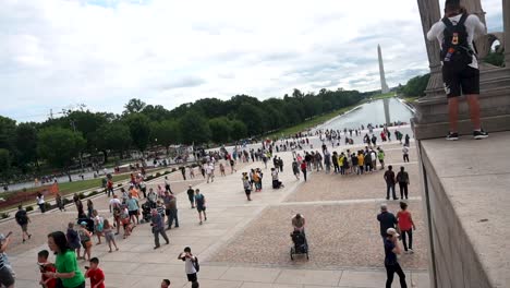 Blick-Auf-Das-Lincoln-Memorial-Reflecting-Pool-Und-Das-Washington-Monument-Vom-Lincoln-Memorial-Mit-Einer-Umherstreifenden-Menschenmenge---Zeitraffer