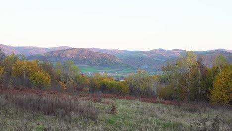 Panoramablick-Auf-Die-Bergrücken-Im-Hoia-Wald-Während-Des-Nebligen-Morgens-In-Cluj-Napoca,-Rumänien
