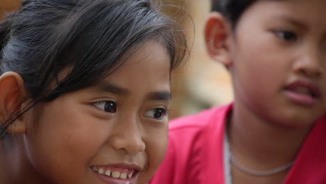 Zwei-Junge-Indonesische-Mädchen-Lächeln,-Während-Sie-Sich-Im-Dschungel-Amüsieren,-Zeitlupe-Aus-Nächster-Nähe