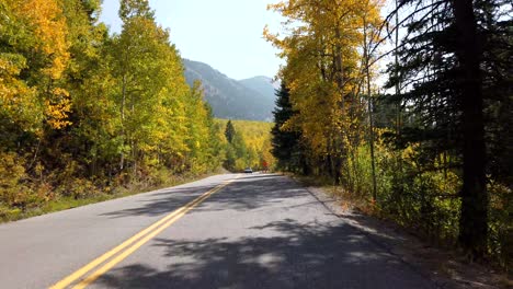POV-Aufnahmen-Vom-Fahren-In-Den-Rocky-Mountains-Von-Colorado-In-Der-Herbstsaison
