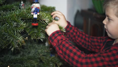 Niño-Decorado-árbol-De-Navidad