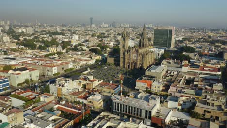 Die-Drohne-Steigt-Vor-Der-Historischen-Katholischen-Kirche-Von-Guadalajara-Herab