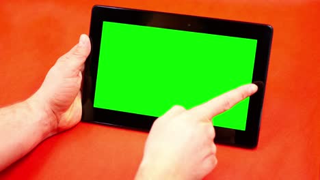 Mit-Green-Screen-Tablet-Auf-Rotem-Hintergrund