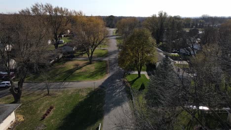 Luftaufnahme-über-Eine-Schöne-Nachbarschaft-In-Mchenry,-Illinois-An-Einem-Sonnigen-Nachmittag