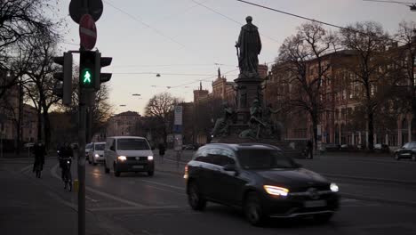 Cars-Passing-By-The-Maxmonument-in-Munich-City,-Germany-At-Sunset