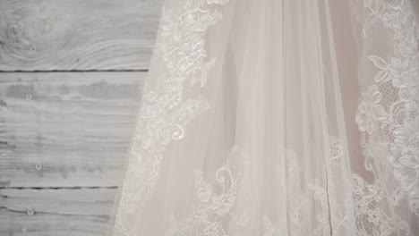 Designer-Hochzeitskleid,-Das-In-Einem-Wunderschön-Beleuchteten-Weißen-Raum-Hängt