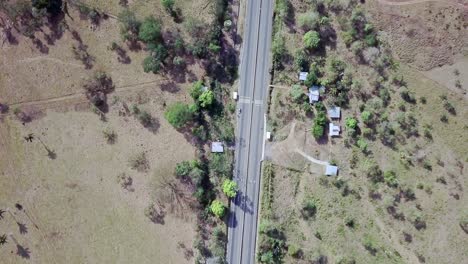 Luftbild-Von-Oben-Nach-Unten-Eines-Einsamen-Fahrzeugs,-Das-Sich-Auf-Der-Panamerikanischen-Autobahn-Bewegt,-Panama