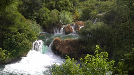Großer-Wasserfall,-Der-Mit-¼-Geschwindigkeit-Von-Einem-Teich-Zum-Anderen-Blauen-Teich-Im-Krka-nationalpark-In-Kroatien-Fließt