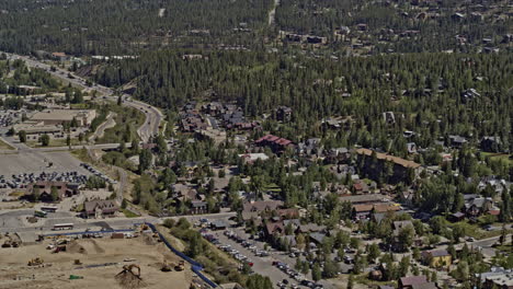 Breckenridge-Colorado-Aerial-V15-Vogelperspektive-Von-Skigebieten,-Hotels-Und-Lodges-An-Berghängen-–-Aufgenommen-Auf-DJI-Inspire-2,-X7,-6k-–-August-2020