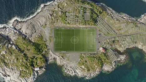 Luftaufnahmen-Des-Berühmten-Fußballstadions-In-Henningsvær