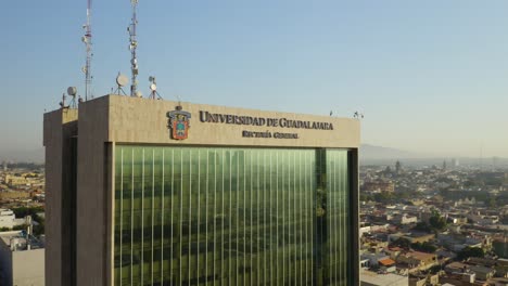 Drohne-Schwenkt-Um-Das-Gebäude-Der-Universität-Von-Guadalajara-In-Der-Städtischen-Innenstadt