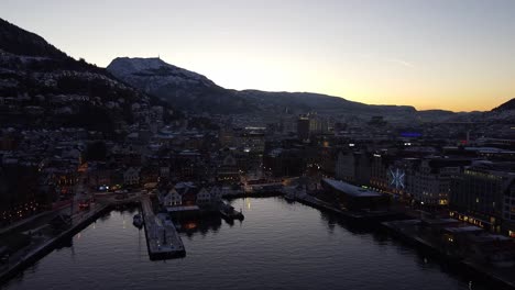 Aerial-shot-towards-Bergen-downtown-through-Bergen-harbour,-Epic-first-morning-lights
