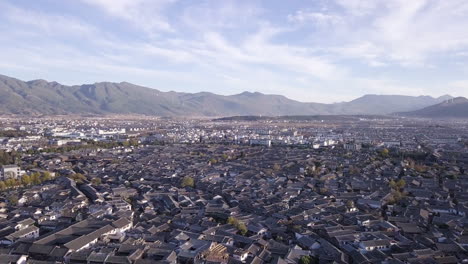 4k-Vista-Sobre-La-Ciudad-De-Lijiang-En-El-Valle,-Yunnan,-China