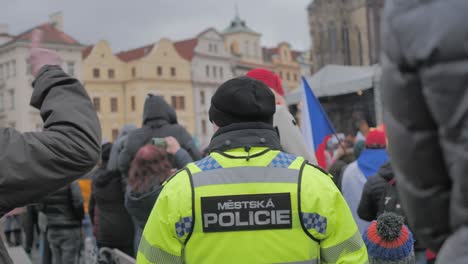 Prager-Polizeibeamter-Als-Sicherheit-Bei-Einem-Großen-Protest-Gegen-Die-Vorschriften-Und-Beschränkungen-Der-Tschechischen-Regierung-Während-Des-Ausbruchs-Der-Corona-Virus-Pandemie