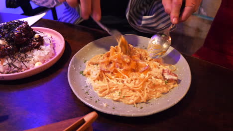Mann-Bricht-Eigelb-Auf-Spaghetti-Carbonara-Gericht-Und-Mischt